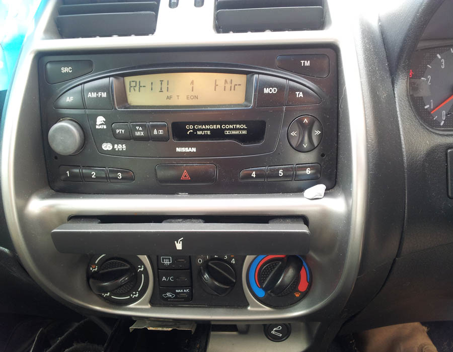 Nissan Terrano SVE TD heater-control-switches